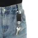 LLAVERO HANGER NEGRO CON BLANCO
